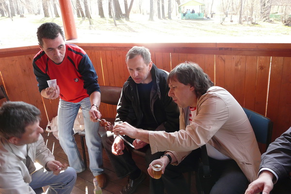 давай закусим, товарищ, по одной…