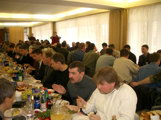 Только уселись, стол ещё полный.