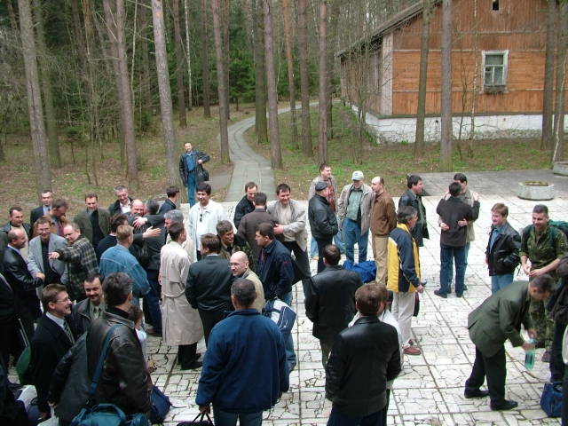 Выгрузка из автобусов продолжается.