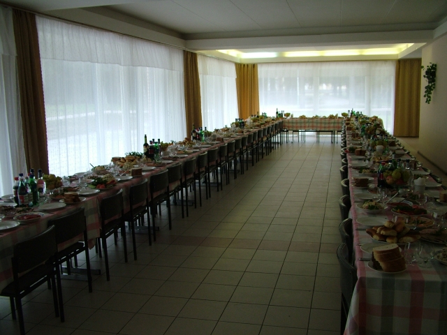 В банкетном зале пока пусто.