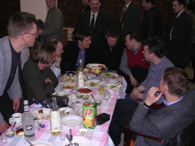 Видать, что-то интересное обсуждают.