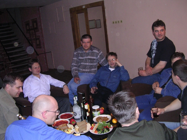 Банкет к ночи плавно перетёк в фойе спального корпуса…