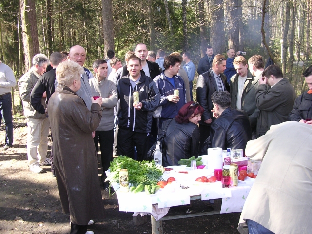 Всё больше нас на запах шашлычка собирается.