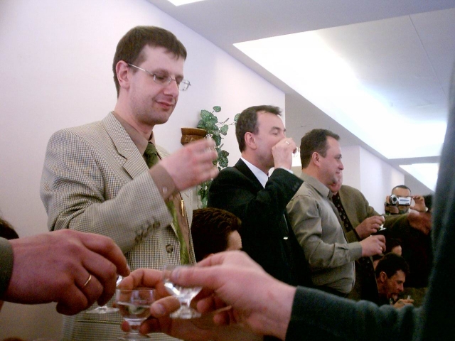 Стоя пьют те, кто сейчас в погонах (а ведь человек 40 из 100 встало…)