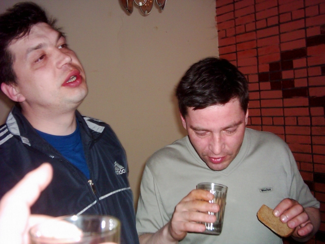 Самые стойкие так и не ложились.