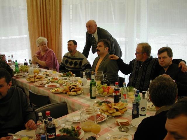 Командиры смотрят за порядком…- закалка.