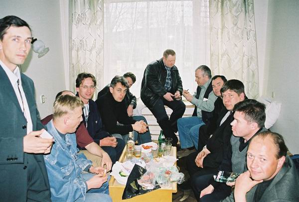 1 Мая, Подмосковье. 153 группа в ожидании приезда начальника училища времени даром не теряет…