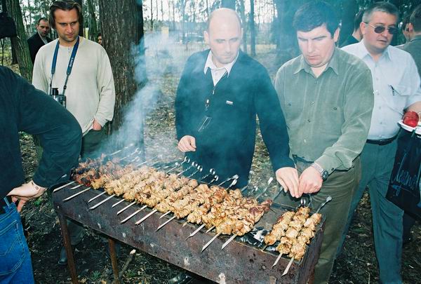 2 Мая, Подмосковье. “В очередь! В очередь! И подождите, пока хоть прожартися немного…” ВАНО пытается снять шампурчик , не дождавшись команды от Ромы, уж очень кушать хочется…