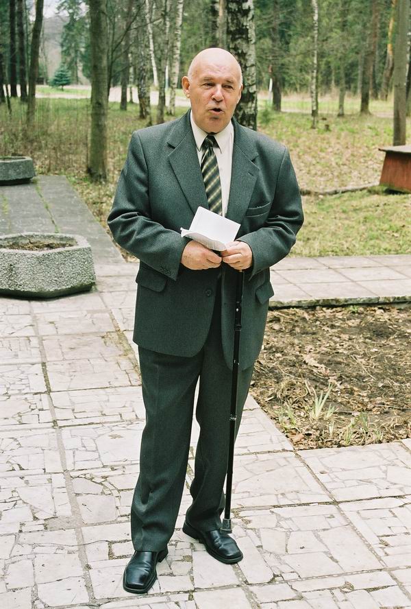 1 Мая, Подмосковье. Генерал-майор Дождиков наконец-то справился с волнением, вызванным встречей со своими выпускниками…