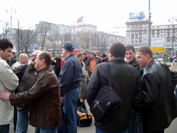 1 Мая утро, Рижский вокзал, объятия после долгой разлуки