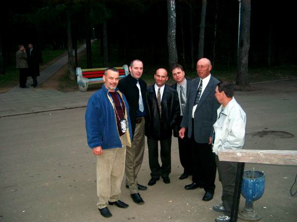 1 Мая, Подмосковье, перерыв в праздничном заседании и оба начальника нашего курса наконец-то опять вместе со своими питомцами.