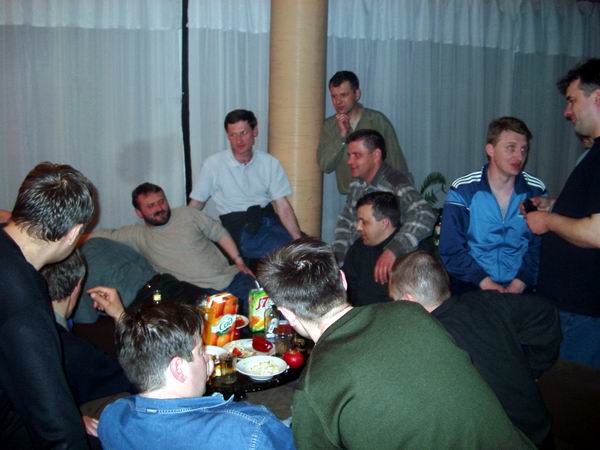 1-2 Мая, ночь после банкета, а самые стойкие продолжают в фойе, все что надо для непринужденной беседы, принесено с собой.