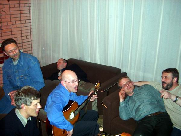 1-2 Мая, ночь после банкета, а самые стойкие продолжают в фойе под гитару, на которой к утру осталось четыре струны.