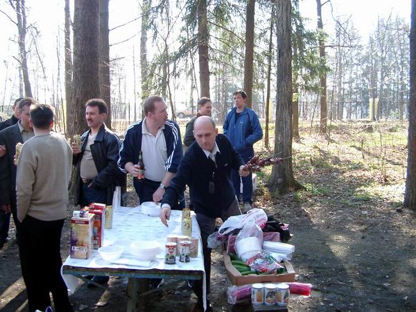 2 Мая, 10.00 утра и Рома Месропов, наш спаситель, начинает волшебные действия с шашлыком для спасения наших душ и тел, чтоб пивко хорошо принималось.