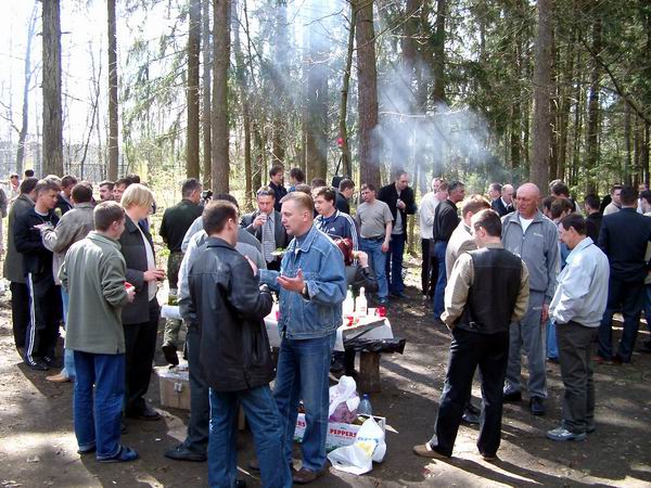 2 Мая, утро. И все больше и больше нас приходит на запах шашлычка, поправить здоровье.