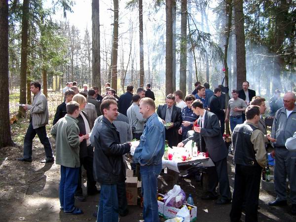 2 Мая, утро. И все больше и больше нас приходит на запах шашлычка, поправить здоровье.