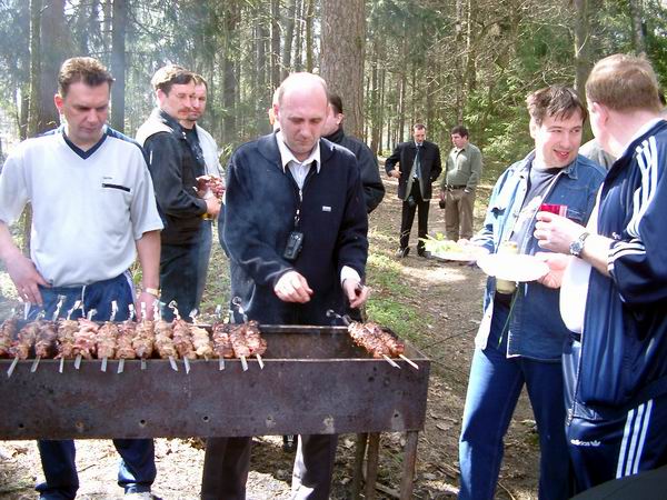 2 Мая, утро. Волшебство шеф-повара впитывается с молоком матери, и не покупается ни за какие деньги. Самый вкусный шашлык за последние 15 лет, который кто-либо из нас пробовал.