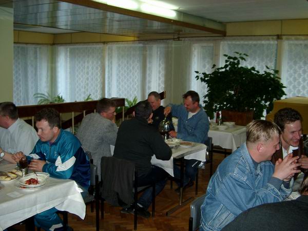 2 Мая. Чем-то эта столовая напоминает училище –то ли гранеными стаканами, то ли кубиками масла, то ли чайниками на столах. Да и пайка очень похожа.