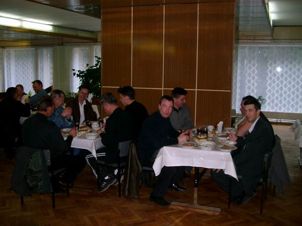 2 Мая. Чем-то эта столовая напоминает училище –то ли гранеными сиаканами, то ли кубиками масла, то ли чайниками на столах. Да и пайка очень похожа. Но даже это не мешает нам наслаждаться жизнью.