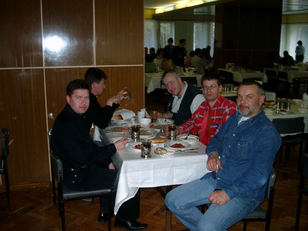 2 Мая. Чем-то эта столовая напоминает училище –толи гранеными сиаканами, толи кубиками масла, толи чайниками на столах. Да и пайка очень похожа. . Но даже это не мешает нам наслаждаться жизнью.