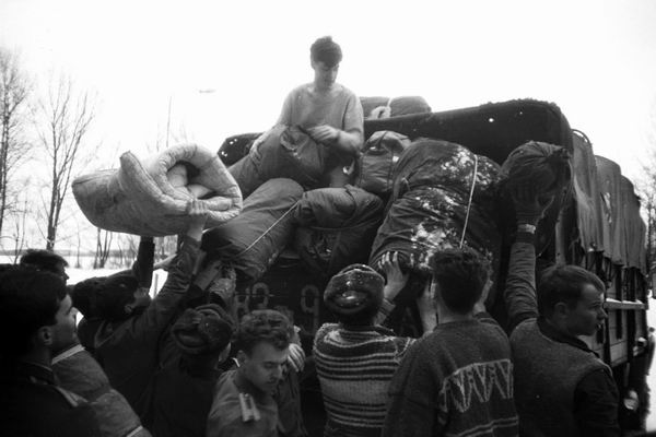 Все в кузов! Вова Чекашев принимает.