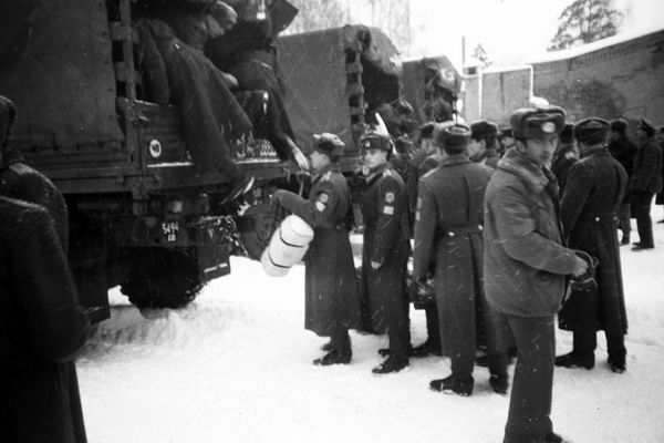 Все в очередь. А товарищ майор Евстифеев провожает нас.