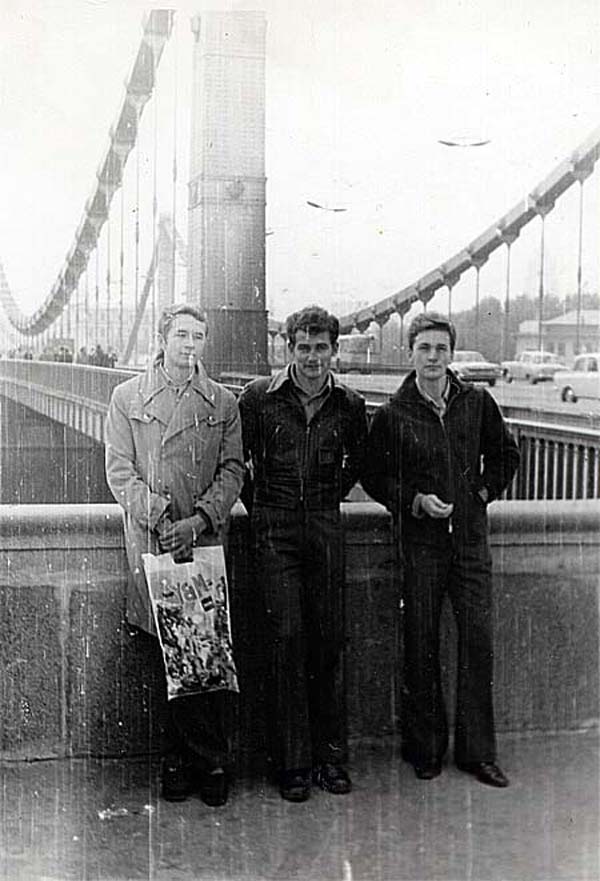 Столичная жизнь курсантов тоже не оставляла
  равнодушными.У Крымского моста слева
  направо-И.Бочарников,С.А.Смирнов и  С.Ненашев.