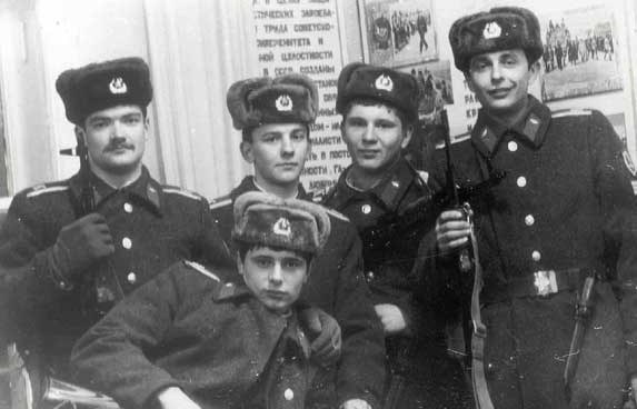 караул, 235 группа. Слева направо стоят - С.Цятковский,
О.Гущин, А.Шмырёв, Н.Минчёнок. Лежит - Е.Петров (см. байку - "Бойтесь
данайцев...")