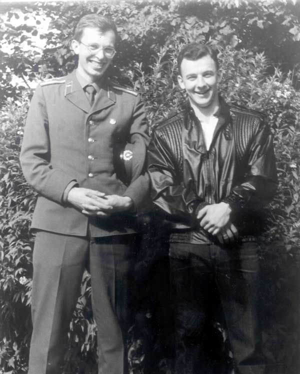 Это я с Вовой Семеновым (он в форме) перед выпуском. Байка Про Вовочку
это о нем.